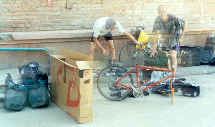 105 Fredrik arrival and assembling his bike